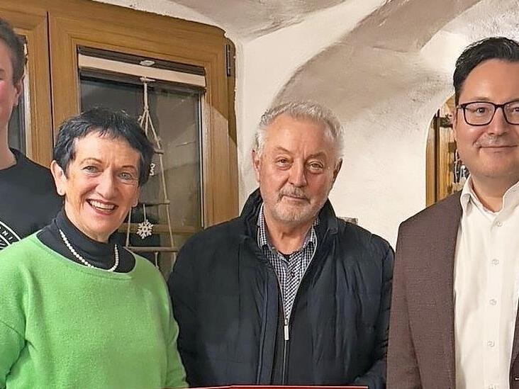 Im Bild (von links) Janis Bassing, Kreisvorsitzende Inge Aures, Karl-Heinz Hasenfu&szlig; und Peter Wiesenm&uuml;ller.
