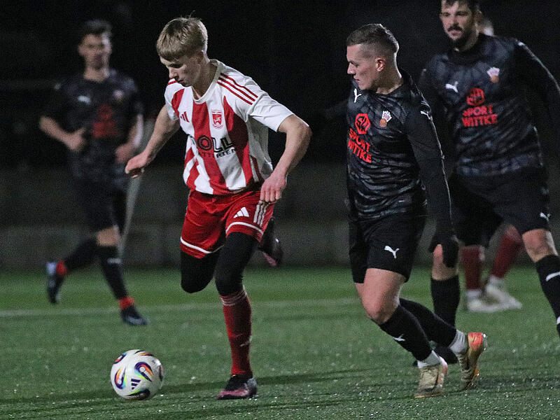 Der Buckenhofener Lukas Schmittschmitt (rechts) setzt den Staffelsteiner Youngster Carlos Twistel unter Druck.