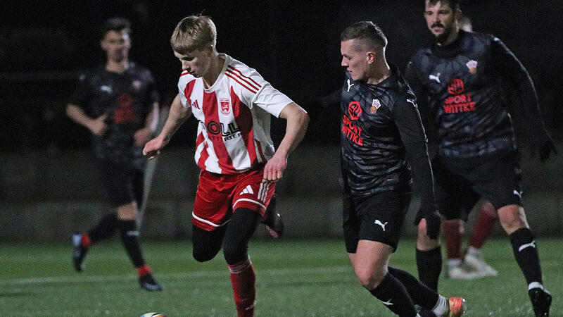 Der Buckenhofener Lukas Schmittschmitt (rechts) setzt den Staffelsteiner Youngster Carlos Twistel unter Druck.