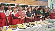 Das Eltern-Team vom Gesunden-Pausenbrot mit den Landfrauen des Bayerischen Bauernverbandes und Schulleiter Christian Buchner Das Eltern-Team vom Gesunden-Pausenbrot mit den Landfrauen des Bayerischen Bauernverbandes und Schulleiter Christian Buchner