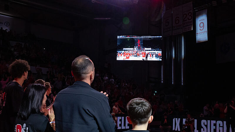 Nach dem 102:83-Erfolg der BMA365 Bamberg Baskets gegen die Telekom Baskets Bonn wurde das Trikot von Karsten Tadda unter der Hallendecke der Brose-Arena verewigt.