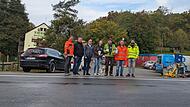 Happy &uuml;ber die Fertigstellung sind von links: Stefan Ebert (Gruppenleiter, Strabag), Reiner Straub (Bauamt M&uuml;nnerstadt), Michael Kastl, Christina Wirsching und Christian Heusinger vom Tierheim, Sebastian Friedel (Bauleiter, Strabag) und Patrick Kramer (Planungsschmiede Braun, Planung und &Uuml;berwachung). &Uuml;ber die Geld- und Futterspenden wird sich Hund Scotty am meisten freuen.