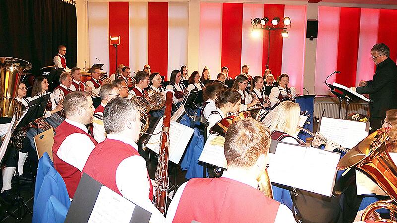 Knapp zwei Stunden brillierte das Blasorchester Ebern mit seinem Dirigenten Falk Krause in der Frauengrundhalle in Ebern mit anspruchsvoller Musik.