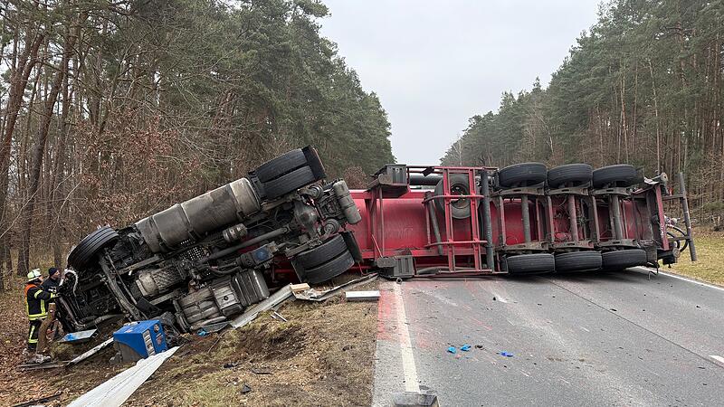 Fataler &Uuml;berholvorgang: Silo-Lastwagen kippt nach Frontalzusammensto&szlig; auf Fahrbahn um