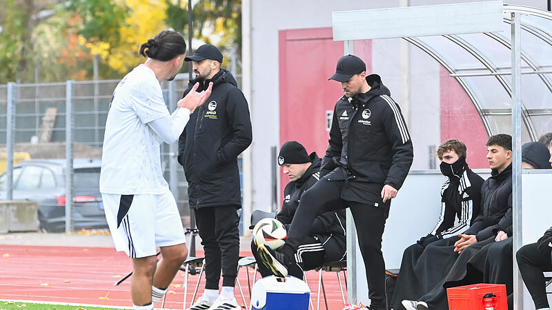 Kann es noch am Ball: FCC-Coach Calle Schiebel. Mit seiner Mannschaft steht er in der Bayernliga Nord allerdings unter Druck. Kann es noch am Ball: FCC-Coach Calle Schiebel. Mit seiner Mannschaft steht er in der Bayernliga Nord allerdings unter Druck.