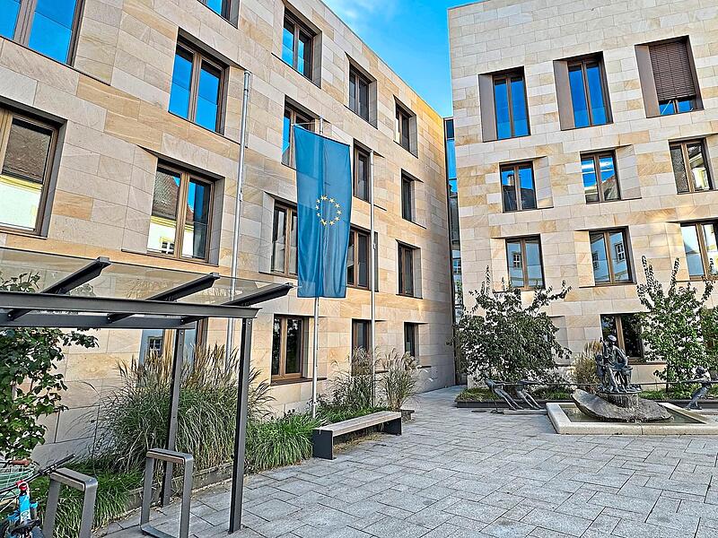 Drei Fahnenmasten stehen am Rathaus Herzogenaurach, die Europaflagge ist Standard und wird fallweise ergänzt. Drei Fahnenmasten stehen am Rathaus Herzogenaurach, die Europaflagge ist Standard und wird fallweise ergänzt.