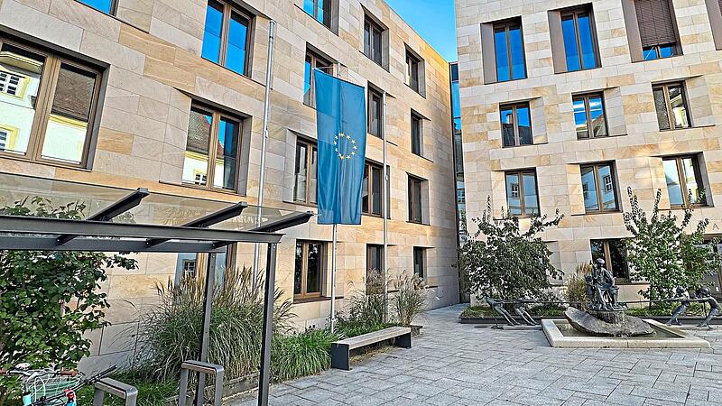 Drei Fahnenmasten stehen am Rathaus Herzogenaurach, die Europaflagge ist Standard und wird fallweise ergänzt. Drei Fahnenmasten stehen am Rathaus Herzogenaurach, die Europaflagge ist Standard und wird fallweise ergänzt.
