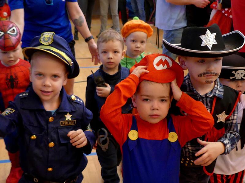 Prinzessinnen,  Piraten und Polizisten waren beim Kinderfasching in Trebgast. Bürgermeister Herwig Neumann verteilte Bratwurstmarken, das „Strohberta-Team“ spendierte Krapfen.2024 Kinderfasching Landkreis