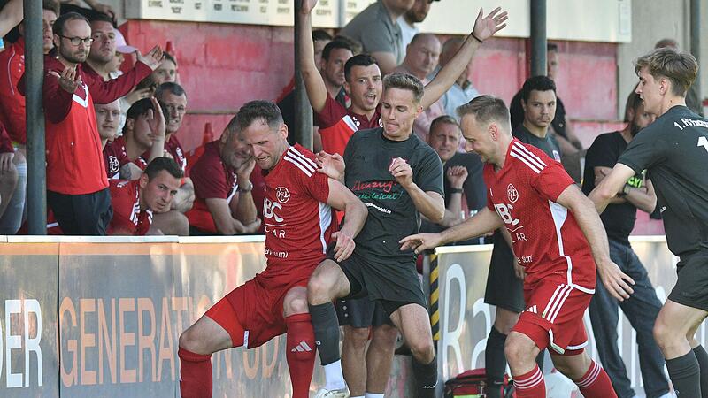 Mit gro&szlig;em Einsatz schirmt der Lichtenfelser Lukas Engelmann (links) den Ball gegen Maurice Pache ab.