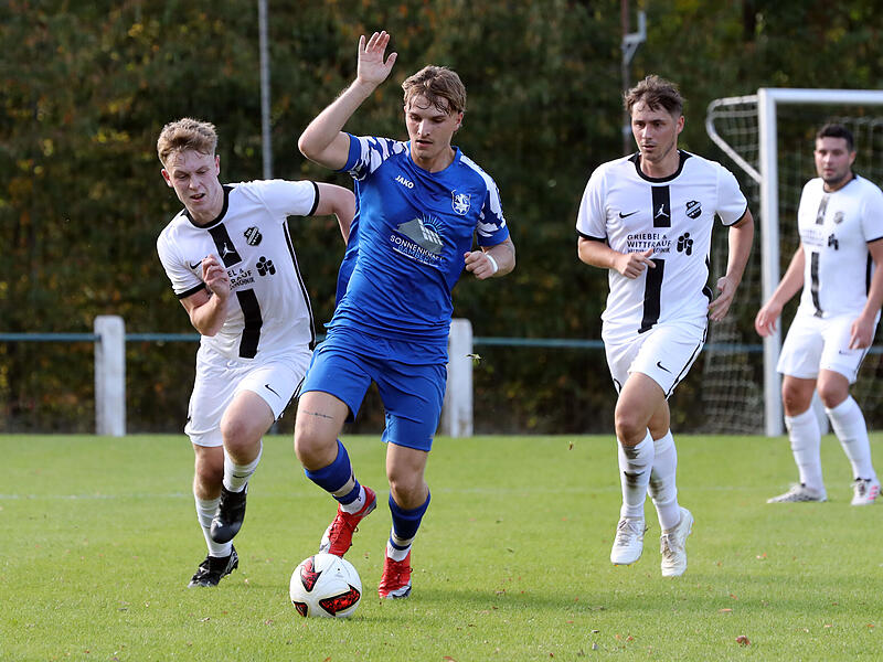 Der Hirschaider Julian Hufnagel (am Ball) wird vom Schammelsdorfer Maximilian Tomasiak verfolgt: rechts dessen Teamkollege Max Hüttner. Der Hirschaider Julian Hufnagel (am Ball) wird vom Schammelsdorfer Maximilian Tomasiak verfolgt: rechts dessen Teamkollege Max Hüttner.