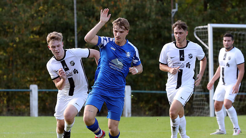 Der Hirschaider Julian Hufnagel (am Ball) wird vom Schammelsdorfer Maximilian Tomasiak verfolgt: rechts dessen Teamkollege Max Hüttner. Der Hirschaider Julian Hufnagel (am Ball) wird vom Schammelsdorfer Maximilian Tomasiak verfolgt: rechts dessen Teamkollege Max Hüttner.