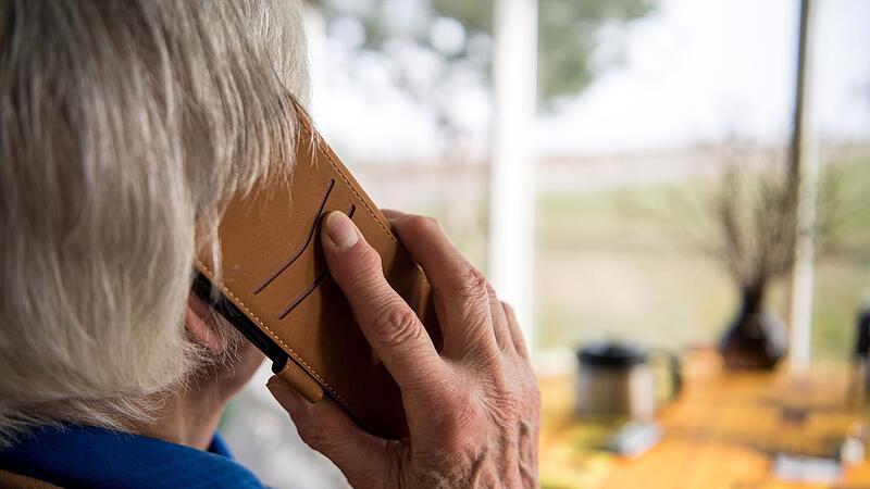 Ältere Person beim Telefonieren Ältere Person beim Telefonieren