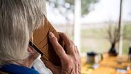 Ältere Person beim Telefonieren