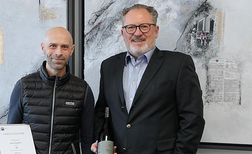 Im Namen der Geschäftsleitung gratulierte Peter Mayr (rechts) und überreichte Marco Eilingsfeld als Zeichen der Wertschätzung die IHK-Ehrenurkunde sowie ein Präsent. Im Namen der Geschäftsleitung gratulierte Peter Mayr (rechts) und überreichte Marco Eilingsfeld als Zeichen der Wertschätzung die IHK-Ehrenurkunde sowie ein Präsent.