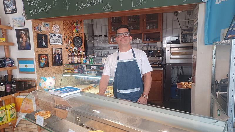 Adrian Verdugo in seinem Caf&eacute; &bdquo;Empanadas de la Nonna&ldquo; &nbsp;in der Judengasse in Coburg