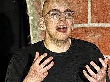 Verr&auml;ter Toni (Maximilian Kramlich) im Folterkeller.