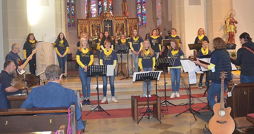 Der Chor „Con brio“ begeisterte die Zuhörer in der Stadtpfarrkirche Sankt Johannes der Täufer in Kronach. Die Zuhörer spendeten nicht nur Riesenapplaus, sondern auch 1208 Euro, die der Chor an die Hilfsaktion „1000 Herzen für Kronach“ übergab.