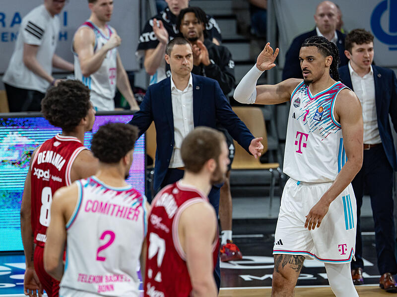 BMA365 Bamberg Baskets - Telekom Baskets Bonn Jonathan Bähre (rechts) beim Bonner Gastspiel Anfang Mai in der Brose-Arena.