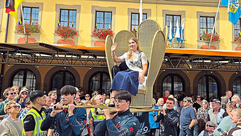 Die neue Korbstadtk&ouml;nigin Jule wurde auf einer S&auml;nfte von den Ringern des AC Lichtenfels auf den Korbmarkt getragen.