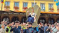Die neue Korbstadtkönigin Jule wurde auf einer Sänfte von den Ringern des AC Lichtenfels auf den Korbmarkt getragen.Irene Zenk Die neue Korbstadtkönigin Jule wurde auf einer Sänfte von den Ringern des AC Lichtenfels auf den Korbmarkt getragen.Irene Zenk