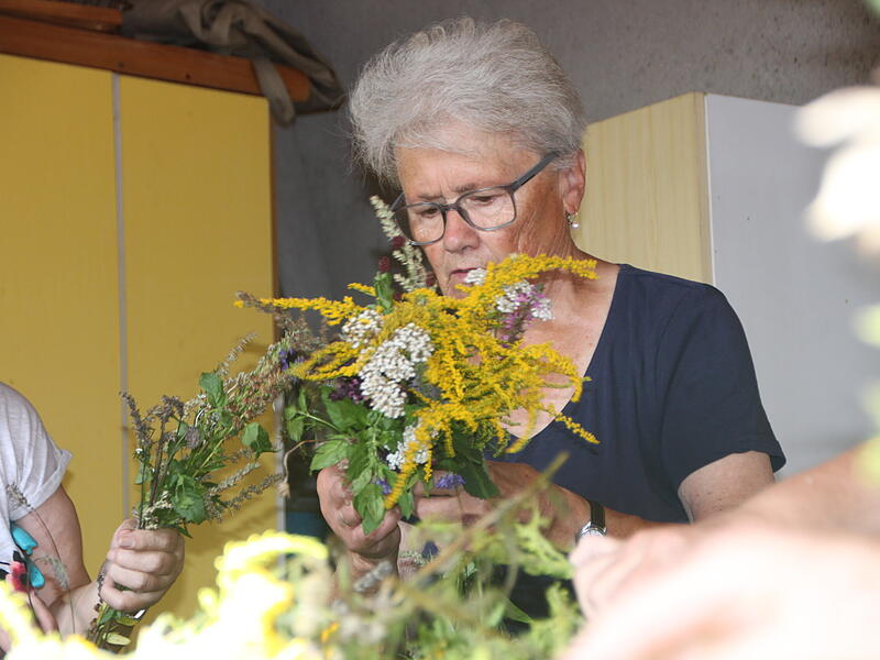 Konzentriert werden die B&uuml;schel gebunden und anschlie&szlig;end in einen Blumentopf gestellt.