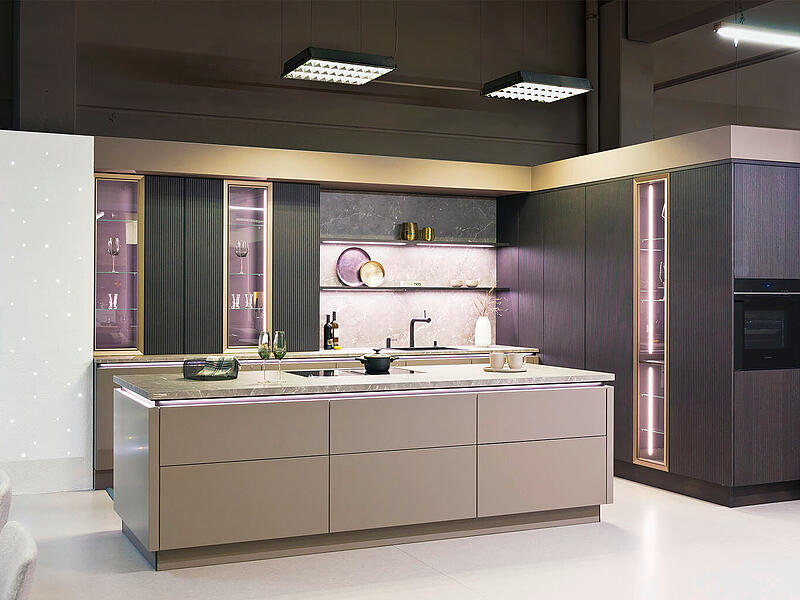 STARKK&uuml;chen Musterk&uuml;chen mit Smeg-Regal 2412