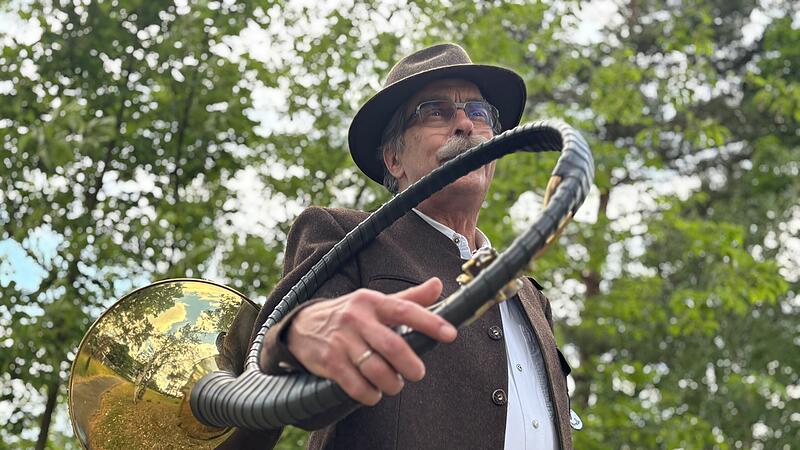 Der ehemalige Bamberger Symphoniker Reinhold M&ouml;ller gibt Hornunterricht f&uuml;r J&auml;ger.