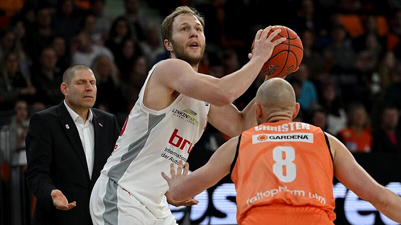 Der Blick von Christian Sengfelder (am Ball), bewacht von seinem Nationalmannschaftskollegen Robin Christen, geht – wie auch die Formkurve des Brose-Kapitäns – nach oben. Ob es am Dienstag für eine Revanche gegen die Ulmer reicht? Trainer Oren Ami...