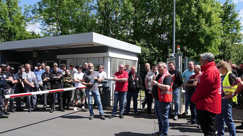 Die am Montag begonnene Betriebsversammlung wurde am Donnerstag &ouml;ffentlich am Werkstor fortgesetzt.