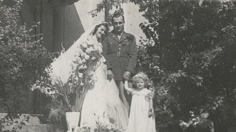 Zwei im Honeymoon: Hochzeit von Baroness Nives von Guttenberg  mit dem US-Offizier Henry F. Casademont Ende Juli 1947. Das Blumenmädchen ist die dreijährige Elisabeth, die Tochter Karl-Theodor von und zu Guttenberg, des späteren Parlamentarischen Staatssekretärs im Bundeskanzleramt.