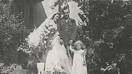 Zwei im Honeymoon: Hochzeit von Baroness Nives von Guttenberg  mit dem US-Offizier Henry F. Casademont Ende Juli 1947. Das Blumenmädchen ist die dreijährige Elisabeth, die Tochter Karl-Theodor von und zu Guttenberg, des späteren Parlamentarischen Staatssekretärs im Bundeskanzleramt.