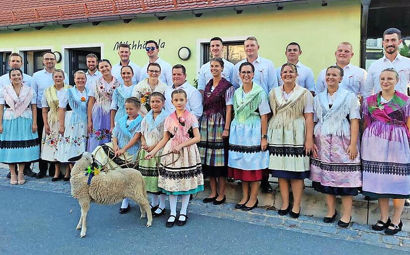 Ein prächtiger Anblick: Die Honingser in ihren traditionellen Trachten.