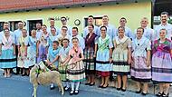 Ein prächtiger Anblick: Die Honingser in ihren traditionellen Trachten.