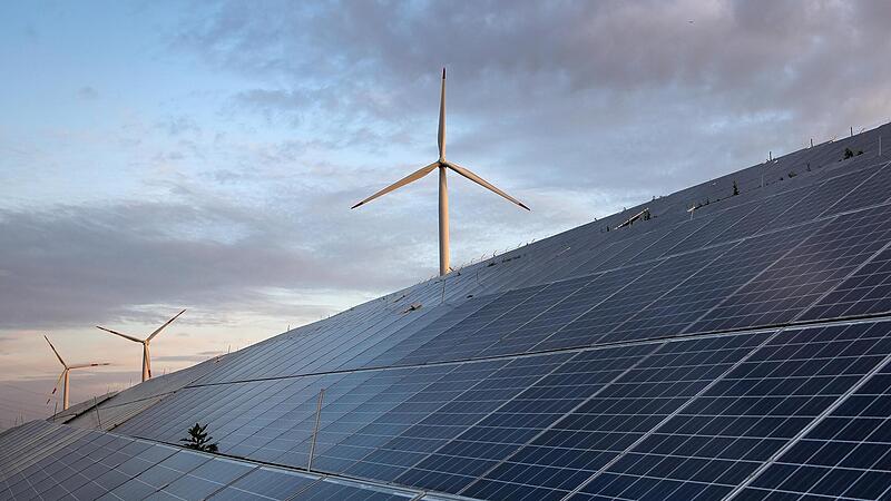 B&uuml;rgermeister Peter Bergel bedauerte, dass dem Markt Euerdorf Fl&auml;chen f&uuml;r Photovoltaik-Anlagen, aber auch f&uuml;r Windkraftanlagen fehlen w&uuml;rden.
