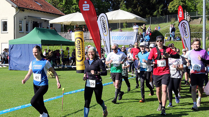 Veitensteiner Sternla Lauf Entspannter Start im Priegendorfer Waldstadion: Mit dabei Elke Beierlieb (2.v.l.), die beim Charity-Lauf mehr als die Marathon-Distanz absolvierte und hinter Tanja Kopsch aus Kemmern die zweitmeisten Runden drehte.