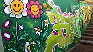 Freundlich lachen die Blumen an der Wand der Treppe zum Aufgang des Jugendtreffs Ebern in der Gymnasiumstraße 6.