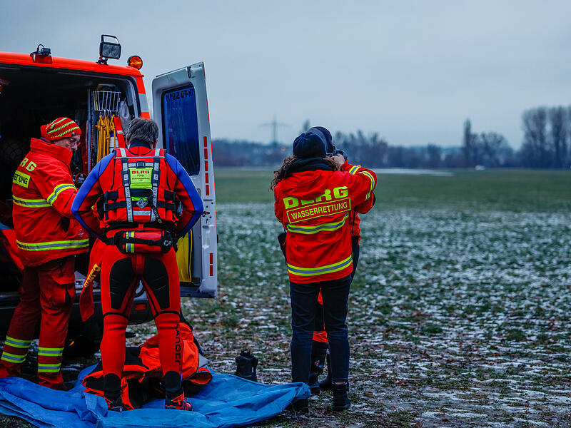 Retter bergen toten Mann aus der Regnitz
