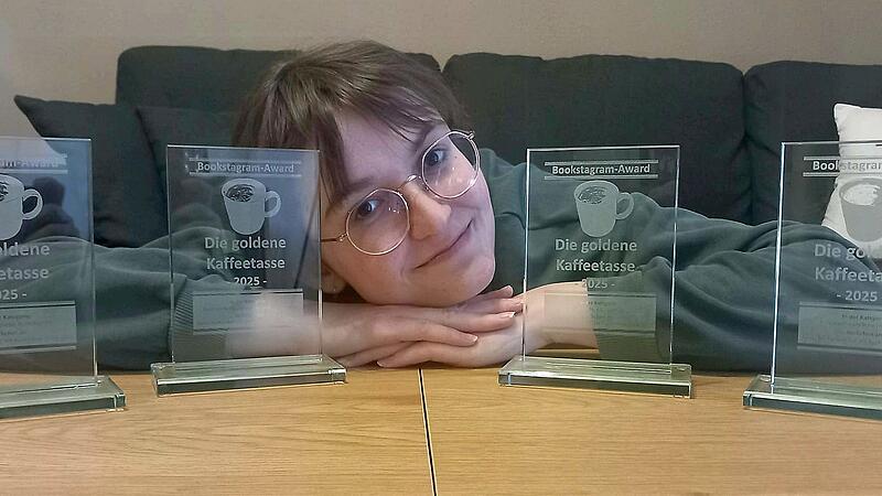 Die Hallstadterin Alina Lenard hat mit Ihrem Instagram-Kanal &bdquo;Alinas B&uuml;cherwelt&ldquo; vier Bookstagram-Awards auf der Buchmesse LEIGA gewonnen.