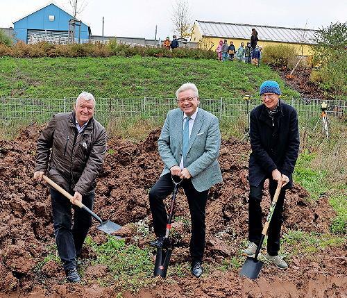 Beim Spatenstich für zwei Mehrfamilienhäuser in der Mozartstraße in Ebern (von links): Bürgermeister Jürgen Hennemann, Matthias Hensel, Geschäftsführer des Kulmbacher Bauträgers Benedomo GmbH, und Martin Lang, Bauamt der VG Ebern.