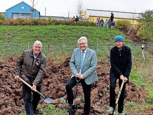Beim Spatenstich für zwei Mehrfamilienhäuser in der Mozartstraße in Ebern (von links): Bürgermeister Jürgen Hennemann, Matthias Hensel, Geschäftsführer des Kulmbacher Bauträgers Benedomo GmbH, und Martin Lang, Bauamt der VG Ebern.