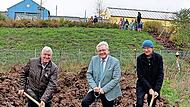 Beim Spatenstich für zwei Mehrfamilienhäuser in der Mozartstraße in Ebern (von links): Bürgermeister Jürgen Hennemann, Matthias Hensel, Geschäftsführer des Kulmbacher Bauträgers Benedomo GmbH, und Martin Lang, Bauamt der VG Ebern.