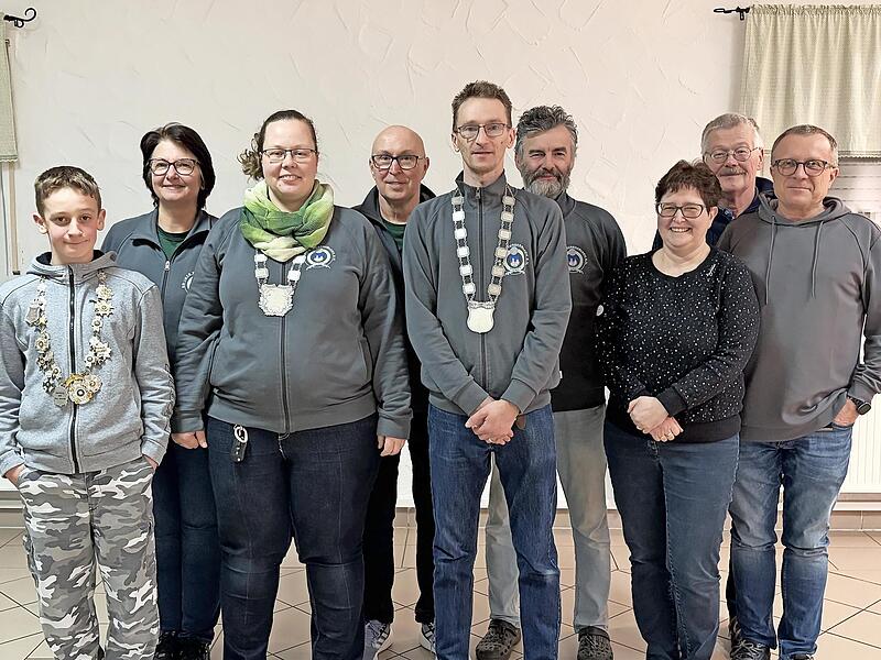 Der neu gew&auml;hlte Vorstand und die K&ouml;nige der SG Burghaslach (von links): Moritz Herbst, Andrea Gumbmann, Kerstin D&uuml;rst, Alfred Schmitt, Christian D&uuml;rst, Seifert Georg, Martina Kreuzer, Hans Zobel und Michel Kreuzer.