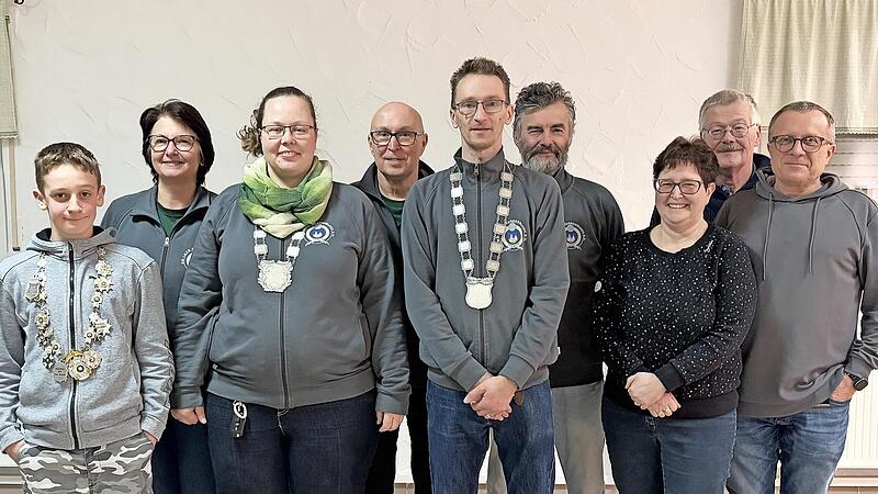 Der neu gew&auml;hlte Vorstand und die K&ouml;nige der SG Burghaslach (von links): Moritz Herbst, Andrea Gumbmann, Kerstin D&uuml;rst, Alfred Schmitt, Christian D&uuml;rst, Seifert Georg, Martina Kreuzer, Hans Zobel und Michel Kreuzer.