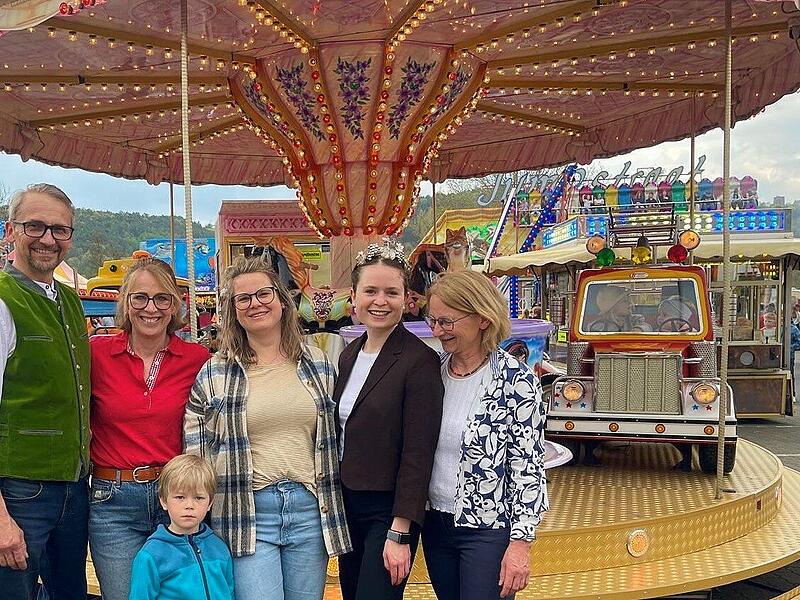 Gemeinsam mit Denis Krzenck (von links) und seiner Frau Sonja Straetemann er&ouml;ffneten Julia Keidel, Jana Eckert und Elisabeth Assmann zum ersten Mal das Fr&uuml;hlingsfest in Hammelburg.