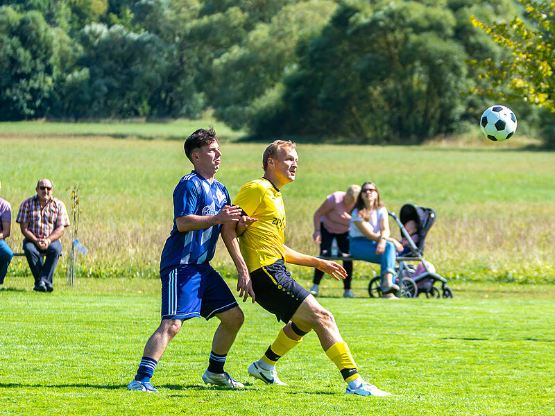 Die Wartenfelser um Matthias Tiroch (l.) hatten beim Gastspiel in K&ouml;dnitz (hier mit Benjamin Hahn, r.) keine Chance und waren am Ende mit dem 0:6 noch gut bedient.