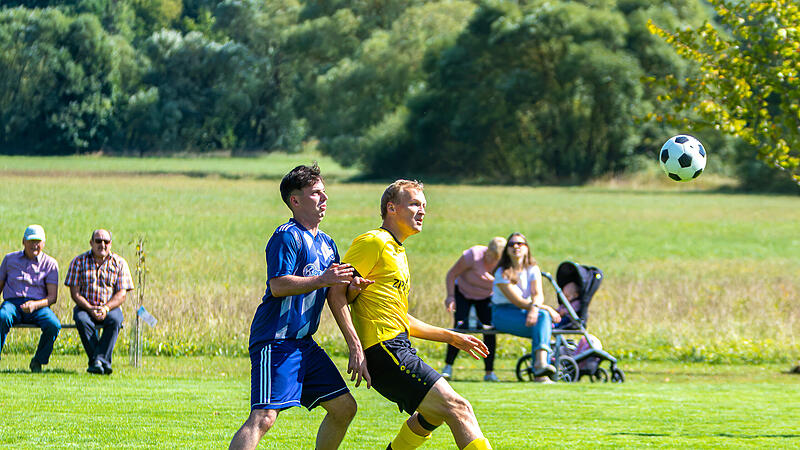 Die Wartenfelser um Matthias Tiroch (l.) hatten beim Gastspiel in K&ouml;dnitz (hier mit Benjamin Hahn, r.) keine Chance und waren am Ende mit dem 0:6 noch gut bedient.