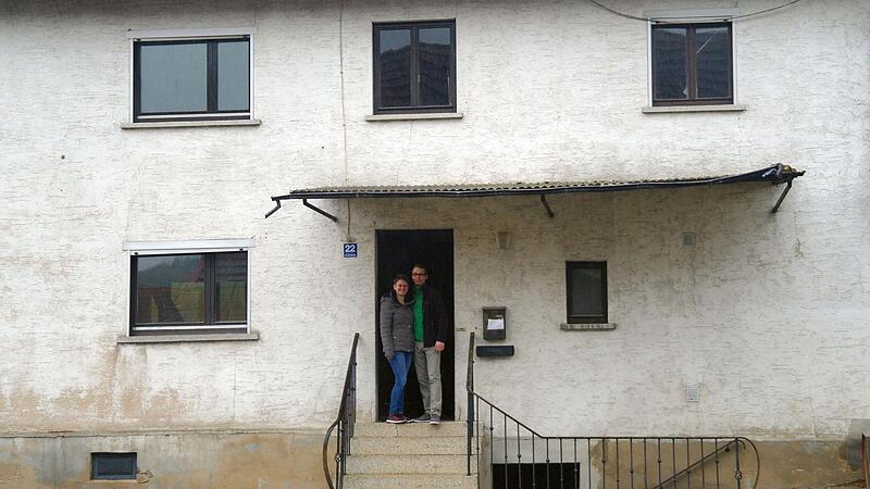 Emily und Manuel 2019 vor ihrer Haust&uuml;r