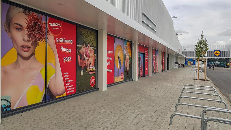 LEZ 14 Laubanger Die Werbeplakate sind schon etwas veraltet, denn die Kaufhaus-Kette „TK Maxx“ eröffnet die Filiale im LEZ-Einkaufscenter am Laubanger nicht erst im Herbst.