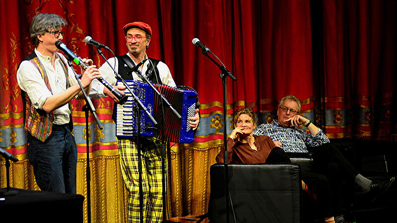 Ein Abend der fränkischen Mundart im ETA-Hoffmann-Theater Res Richter (l.) und David Saam sorgen für den guten fränkischen Ton, Eli Wasserscheid und Helmut Haberkamm hören zu.