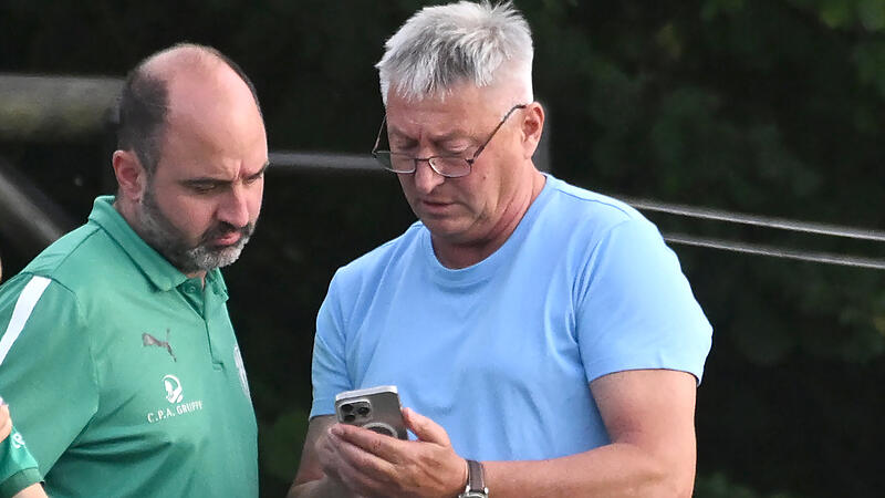 Der Sportliche Leiter des TSV Neudrossenfeld, Daniel St&ouml;cker (links), erwartet von seiner Mannschaft gegen Gro&szlig;schwarzenlohe eine andere Einstellung als zuletzt in Gebenbach. Rechts TSV-Vereinskoch Jochen Macht.